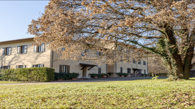 esterni cascina ravona A San Fermo della Battaglia, 7 km dal centro di Como, trovi la Cascina Ravona. Appartamenti vacanza dotati di tutti i comfort. Aria condizionata, televisione satellitare, smart tv, wi-fi. Parcheggio privato, area relax coperta, piscina scoperta riscaldata. Parco di circa 20.000 mq. A circa 4 km ingresso autostrada per Milano e Svizzera.