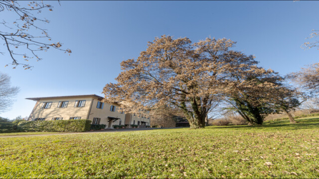 esterni cascina ravona A San Fermo della Battaglia, 7 km dal centro di Como, trovi la Cascina Ravona. Appartamenti vacanza dotati di tutti i comfort. Aria condizionata, televisione satellitare, smart tv, wi-fi. Parcheggio privato, area relax coperta, piscina scoperta riscaldata. Parco di circa 20.000 mq. A circa 4 km ingresso autostrada per Milano e Svizzera.