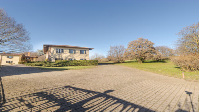 esterni cascina ravona A San Fermo della Battaglia, 7 km dal centro di Como, trovi la Cascina Ravona. Appartamenti vacanza dotati di tutti i comfort. Aria condizionata, televisione satellitare, smart tv, wi-fi. Parcheggio privato, area relax coperta, piscina scoperta riscaldata. Parco di circa 20.000 mq. A circa 4 km ingresso autostrada per Milano e Svizzera.