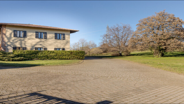esterni cascina ravona A San Fermo della Battaglia, 7 km dal centro di Como, trovi la Cascina Ravona. Appartamenti vacanza dotati di tutti i comfort. Aria condizionata, televisione satellitare, smart tv, wi-fi. Parcheggio privato, area relax coperta, piscina scoperta riscaldata. Parco di circa 20.000 mq. A circa 4 km ingresso autostrada per Milano e Svizzera.