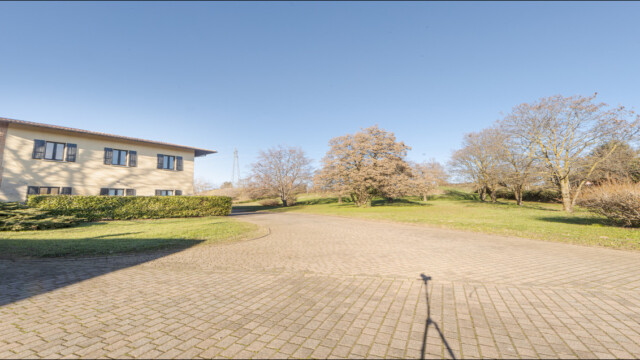 esterni cascina ravona A San Fermo della Battaglia, 7 km dal centro di Como, trovi la Cascina Ravona. Appartamenti vacanza dotati di tutti i comfort. Aria condizionata, televisione satellitare, smart tv, wi-fi. Parcheggio privato, area relax coperta, piscina scoperta riscaldata. Parco di circa 20.000 mq. A circa 4 km ingresso autostrada per Milano e Svizzera.