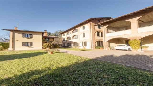 esterni cascina ravona A San Fermo della Battaglia, 7 km dal centro di Como, trovi la Cascina Ravona. Appartamenti vacanza dotati di tutti i comfort. Aria condizionata, televisione satellitare, smart tv, wi-fi. Parcheggio privato, area relax coperta, piscina scoperta riscaldata. Parco di circa 20.000 mq. A circa 4 km ingresso autostrada per Milano e Svizzera.
