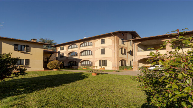 esterni cascina ravona A San Fermo della Battaglia, 7 km dal centro di Como, trovi la Cascina Ravona. Appartamenti vacanza dotati di tutti i comfort. Aria condizionata, televisione satellitare, smart tv, wi-fi. Parcheggio privato, area relax coperta, piscina scoperta riscaldata. Parco di circa 20.000 mq. A circa 4 km ingresso autostrada per Milano e Svizzera.