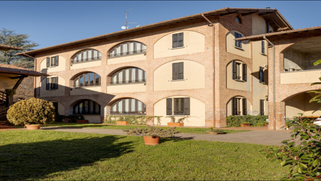 esterni cascina ravona A San Fermo della Battaglia, 7 km dal centro di Como, trovi la Cascina Ravona. Appartamenti vacanza dotati di tutti i comfort. Aria condizionata, televisione satellitare, smart tv, wi-fi. Parcheggio privato, area relax coperta, piscina scoperta riscaldata. Parco di circa 20.000 mq. A circa 4 km ingresso autostrada per Milano e Svizzera.