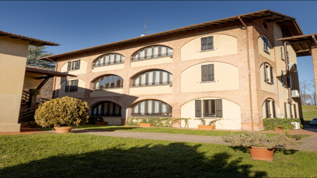 esterni cascina ravona A San Fermo della Battaglia, 7 km dal centro di Como, trovi la Cascina Ravona. Appartamenti vacanza dotati di tutti i comfort. Aria condizionata, televisione satellitare, smart tv, wi-fi. Parcheggio privato, area relax coperta, piscina scoperta riscaldata. Parco di circa 20.000 mq. A circa 4 km ingresso autostrada per Milano e Svizzera.