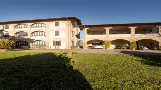 esterni cascina ravona A San Fermo della Battaglia, 7 km dal centro di Como, trovi la Cascina Ravona. Appartamenti vacanza dotati di tutti i comfort. Aria condizionata, televisione satellitare, smart tv, wi-fi. Parcheggio privato, area relax coperta, piscina scoperta riscaldata. Parco di circa 20.000 mq. A circa 4 km ingresso autostrada per Milano e Svizzera.
