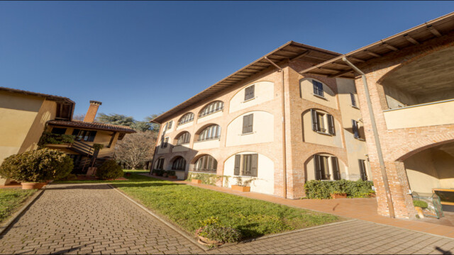 esterni cascina ravona A San Fermo della Battaglia, 7 km dal centro di Como, trovi la Cascina Ravona. Appartamenti vacanza dotati di tutti i comfort. Aria condizionata, televisione satellitare, smart tv, wi-fi. Parcheggio privato, area relax coperta, piscina scoperta riscaldata. Parco di circa 20.000 mq. A circa 4 km ingresso autostrada per Milano e Svizzera.