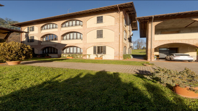 esterni cascina ravona A San Fermo della Battaglia, 7 km dal centro di Como, trovi la Cascina Ravona. Appartamenti vacanza dotati di tutti i comfort. Aria condizionata, televisione satellitare, smart tv, wi-fi. Parcheggio privato, area relax coperta, piscina scoperta riscaldata. Parco di circa 20.000 mq. A circa 4 km ingresso autostrada per Milano e Svizzera.
