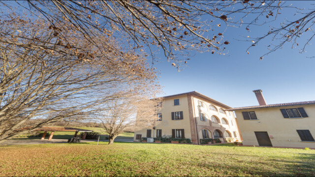 esterni cascina ravona A San Fermo della Battaglia, 7 km dal centro di Como, trovi la Cascina Ravona. Appartamenti vacanza dotati di tutti i comfort. Aria condizionata, televisione satellitare, smart tv, wi-fi. Parcheggio privato, area relax coperta, piscina scoperta riscaldata. Parco di circa 20.000 mq. A circa 4 km ingresso autostrada per Milano e Svizzera.