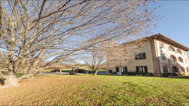 esterni cascina ravona A San Fermo della Battaglia, 7 km dal centro di Como, trovi la Cascina Ravona. Appartamenti vacanza dotati di tutti i comfort. Aria condizionata, televisione satellitare, smart tv, wi-fi. Parcheggio privato, area relax coperta, piscina scoperta riscaldata. Parco di circa 20.000 mq. A circa 4 km ingresso autostrada per Milano e Svizzera.