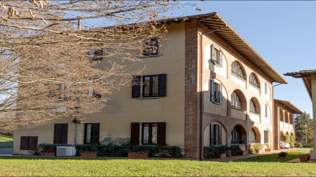 esterni cascina ravona A San Fermo della Battaglia, 7 km dal centro di Como, trovi la Cascina Ravona. Appartamenti vacanza dotati di tutti i comfort. Aria condizionata, televisione satellitare, smart tv, wi-fi. Parcheggio privato, area relax coperta, piscina scoperta riscaldata. Parco di circa 20.000 mq. A circa 4 km ingresso autostrada per Milano e Svizzera.
