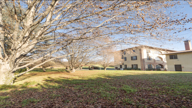 esterni cascina ravona A San Fermo della Battaglia, 7 km dal centro di Como, trovi la Cascina Ravona. Appartamenti vacanza dotati di tutti i comfort. Aria condizionata, televisione satellitare, smart tv, wi-fi. Parcheggio privato, area relax coperta, piscina scoperta riscaldata. Parco di circa 20.000 mq. A circa 4 km ingresso autostrada per Milano e Svizzera.