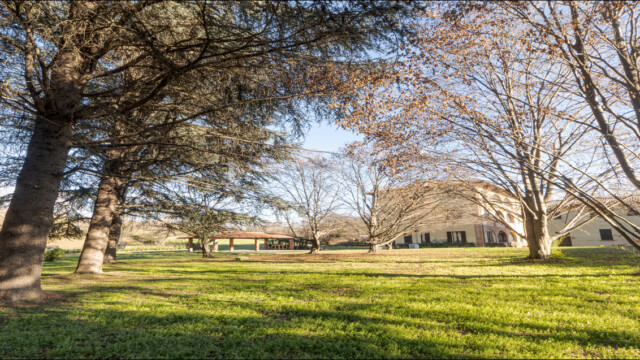 esterni cascina ravona A San Fermo della Battaglia, 7 km dal centro di Como, trovi la Cascina Ravona. Appartamenti vacanza dotati di tutti i comfort. Aria condizionata, televisione satellitare, smart tv, wi-fi. Parcheggio privato, area relax coperta, piscina scoperta riscaldata. Parco di circa 20.000 mq. A circa 4 km ingresso autostrada per Milano e Svizzera.