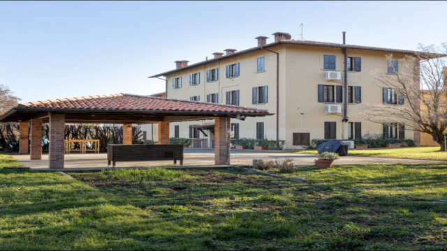 esterni cascina ravona A San Fermo della Battaglia, 7 km dal centro di Como, trovi la Cascina Ravona. Appartamenti vacanza dotati di tutti i comfort. Aria condizionata, televisione satellitare, smart tv, wi-fi. Parcheggio privato, area relax coperta, piscina scoperta riscaldata. Parco di circa 20.000 mq. A circa 4 km ingresso autostrada per Milano e Svizzera.